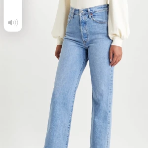 Levis jeans strl 28 - Dom är typ ett år gamla och använda en del men ser ändå i princip ut som nya. Modellen heter Ribcage Straight Ankle och nypriset låg på ca 1200kr