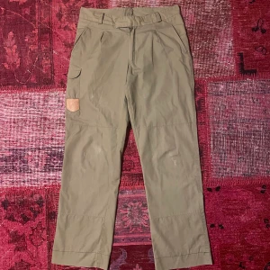 Parachute pants - Tvär feta trendiga militär gröna parachute pants från fjällräven, dom har en perfekt passform och jävligt lätt styleade, dom har ett skönt och luftigt material och nog bäst för sommaren (skriv för mer info!!)