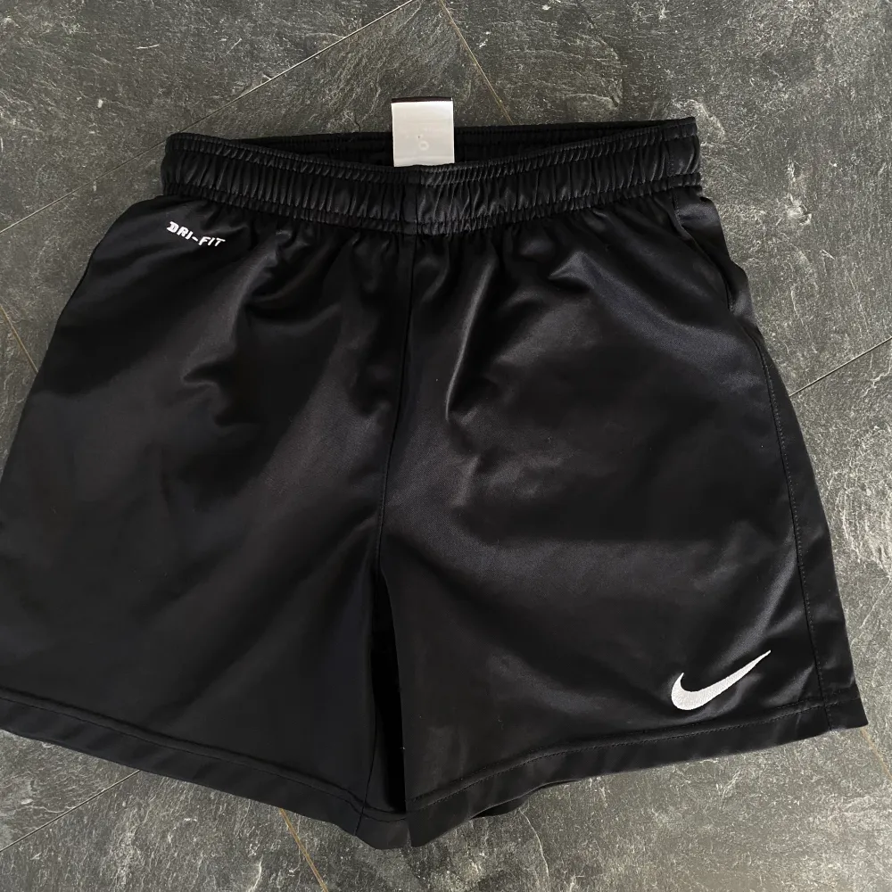 Nike shorts i storlek 10-12 år (xs). Fint skick! Jättesnygga och sköna ❤️🥰🍁. Shorts.