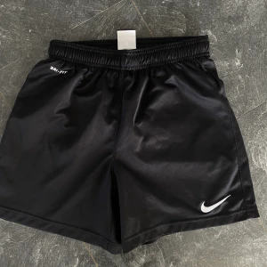 Nike shorts  - Nike shorts i storlek 10-12 år (xs). Fint skick! Jättesnygga och sköna ❤️🥰🍁