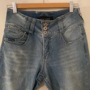 Lågmidjade jeans - Säljer dessa superfina lågmidjade jeansen från Marc lauge! 🥰 Jeansen är i väldigt bra skick dock är färgen på bilderna lite missvisande och de är åt det mer ljusblåa hållet! 💗Säljer då de tyvärr har blivit lite för korta 🫶