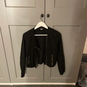 Kort kappa - Kort kappa från bik bok som säljs pågrund av att den inte används. Den är i storlek M. Skriv för mer bilder❤️ 100kr plus frakt❤️