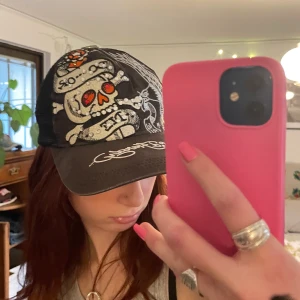 Ed hardy keps  - Äkta ed hardy keps köpt i en butik i USA för ca 10 år sedan. Spännet är lite trasigt men går fortfarande att reglera och syns inte alls. Skriv för fler frågor eller bilder. Tryck inte köp direkt utan skriv innan🥰
