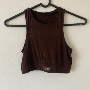 Brun topp - En brun topp från bohoo. Frakt tillkommer 🤎