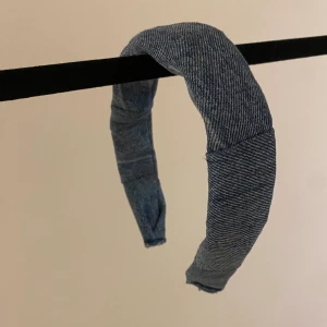 Diadem i denim - Jättefint diadem i jeanstyg. Välgjort och slitstarkt💕