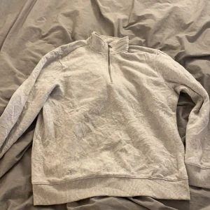 calvin klein krage - Skitsnygg. Lite missfärgad vid nacken men det syns inte när man använder den