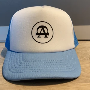 Ljusblå keps från allcapon - All cap one keps som aldrig är använd