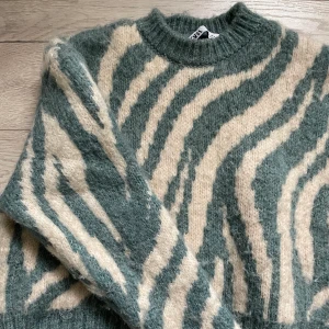 Stickad tröja från zara - En jätte fin tröja från zara i nyskick, Skicka för fler bilder❤️