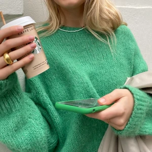 Stickad  - Jättefin stickad från H&M. Slut i sortiment.  Storlek M men passar XS-S också.  Högsta bud: 310