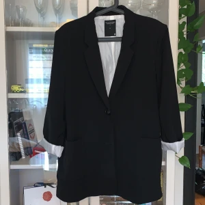 Oversized kavaj - En svart oversized kavaj från lager 157💕 Kläderna är utsorterade och kan därför inte erbjuda bilder med dem på❤️