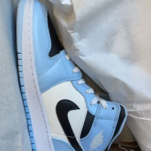 Jordan 1 mid  - Säljer dessa jordan 1 mid unc i storlek 39, kom privat för mer bilder eller frågor, orginalbox med kvitto finns