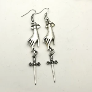 Witchy Örhängen - Så fina örhängen mot witchy style hållet! Äger ett par själv och inte alls jobbiga att ha på sig. Vanlig frakt går på 13kr. Se sista bild för allmän info :)