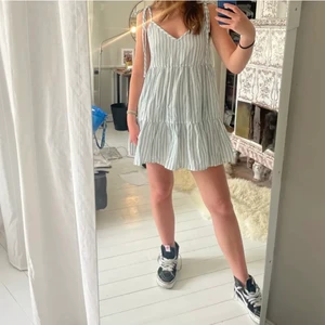 Klänning  - Super fin klänning i linne material! Köpt på Plick men har inte kommit till användning, bilderna är från tjejen jag köpte av💕 skriv för fler frågor 