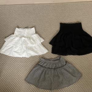 Säljer dessa tre kjolar! Den vita är från Kappahl, den rutiga från zara och den svarta från bik bok. Den svarta är i storlek Xs och säljs för 150 kr, Den vita storlek 146/152 och säljs för 200 kr och den rutiga storlek 140 som säljs för 200 kr