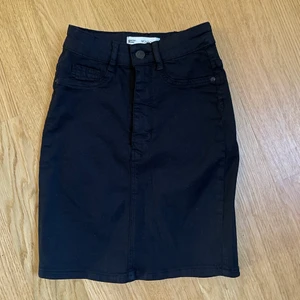 Jeanskjol - Svart jeanskjol från ginatricot i storlek xs, 60kr plus frakt 