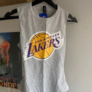 Grå body - Jättefin grå body med lakers märke på från Undiz. Helt oanvänd med prislapp kvar. Fina detaljer på sidor och rygg💞 nypris 200kr