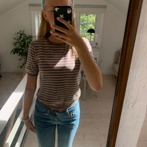 Söt t-shirt - Brun stickad söt t-shirt med rosa ränder från H&M i storlek S, 59kr