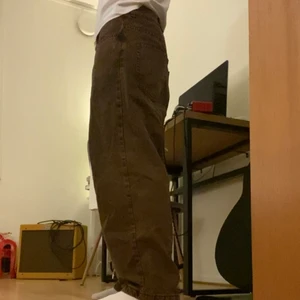 Bruna Polar Big Boy - Säljer pga för liten passform. Har skateat i dem, men de är fortfarande i bra skick. Liten skada i tyget på högra ben efter jag ramlade någon gång. Nypris ca 1300