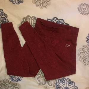 Gymshark tights - Röda, stretchiga tights från gymshark, kan diskutera priset!💗