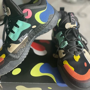 Adidas Harden vol 5 Basketskor - Basketskor från Adidas med  Ventilerande ovandel Dämpande Bounce-mellansula Greppsäker gummisula Lightstrike dämpning  Använda ett fåtal gånger. I mycket gott skick. Fraktkostnaden betalas av köparen.