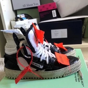 OFF-WHITE sneakers i storlek 37 - Säljer nu mina supersnygga OFF-WHITE sneakers i använt skick, storlek 37 men passar även en 38:a. Nypris 8799kr. Låda medföljer!