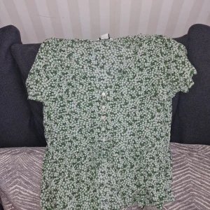 Blus Monki  - Blus m blommor, använd ett fåtal gånger!   Så skön men förliten för mig tyvärr! 