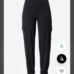 Byxor med cargofickor - Sköna cargobyxor i bra skick. Nypris 415kr💗 Använt fåtal gånger