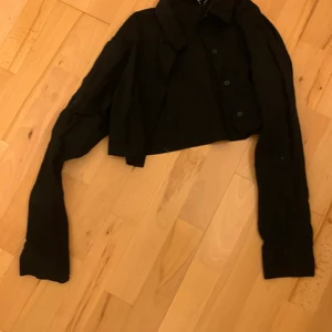 Croppad hm skjorta  - En skjorta som inte längre kommer till användning och har använt få gånger!💕