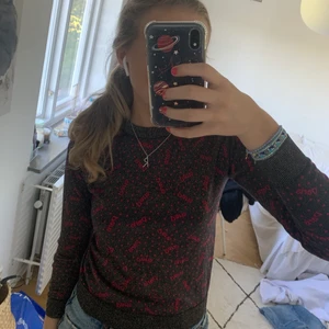 ”Paris” tröja otherstories  - En sååå fin favorit tröja från andotherstories! Säljer då den inte använda lika mycket längre men är Så så fin❤️😍skirv vid egna bilder då denhär är lånad