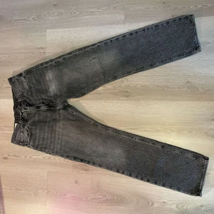 Levis 501  - Gråa levis byxor, använda ett par gånger. Är ihop sydd vid fickan men annars inga skador.  