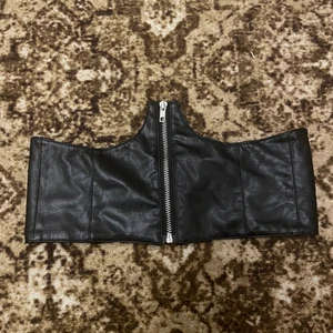 Korsett  - Söt liten korsett lätt att sätta på, bra skick!