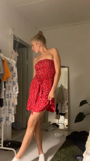 Väldig söt tubklänning - Söt röd tubklänning med blommor. I nyskick endast använd en gång ❤️ kommer från boohoo och har en skönt stretchiga material. I storlek 36-38