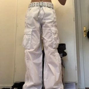 OANVÄNDA vita lågmidjade cargobyxor  - Slutsålda oanvända lågmidjade cargobyxor från H&M! Har inte fått användning av dessa byxor därför är dem i nyskick. Skärpet ingår ej. Skriv för fler bilder eller om du har frågor:) Köparen står för frakt. Kan mötas i Stockholm. 