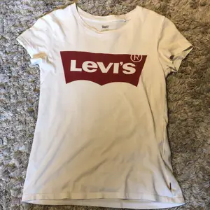 Säljer denna fina Levis T-shirt. Avänt skick. Den har en jätte liten fläck (se bild) men inget man lägger märke till. Du står för frakt💗
