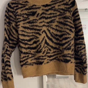 hm - säljer en väldigt skön tröja från HM! säljer den då den aldrig används längre! 