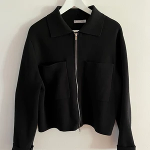 Åhléns jacka  - Svart Åhléns jacka/cardigan som just nu är slut såld på Åhléns hemsida. Köpt för 499. 