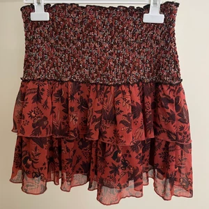 Zara kjol - Super fin och höstig volangkjol från zara!❤️ storlek XS men kan passa XS-M🧡