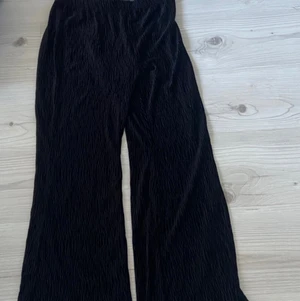 Byxor - Mörkblåa utåtsvängda byxor. Använda fåtal gånger. Frakt tillkommer vid behov. Kom med bud