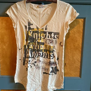 Levis T-shirt  - T-shirt som är längre fram o bak , i gott skick. Har bott i garderoben i flera år nu. Natur/ljus beige i färgen så den är inte kritvit   Står st s i den men den passar även M 