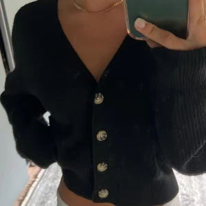 Svart kofta  - Säljer min svarta kofta ifrån bikbok💕Mysig nu till hösten och väldigt skönt material🍂💕