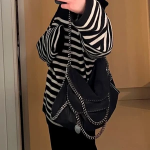 stella väska - Svart stella mccartney väska i modellen falabella fold over Tote bag, nypris runt 9000kr, i bra skick 💞