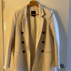 Krämvit blazer - Off white blazer från River Island. Använd 1 gång. Strl M