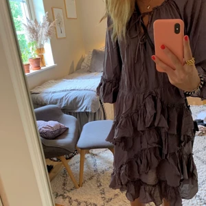 Volangklänning - Fin volangklänning i bra skick💗köptes för 800kr