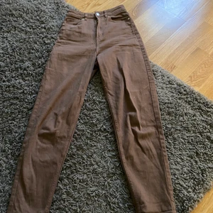 Hm byxor  - Säljer dessa bruna Jeans från hm. Inga skador. Originalpriset är 199kr men säljer för 50kr  Skriv till mig vid intresse. 