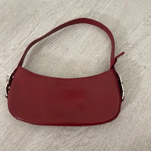 Mini shoulder bag - Perfekt mini shoulder bag i mörkt röd till hösten🌟