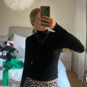 Tröja - Tröja från zara I strl S. Sparsamt använd. Nypris: 249kr Mitt pris: 70kr Vid en snabb affär kan priset diskuteras 💸 Kan mötas i Tyresö eller skickas. Frakt kan tillkomma! 