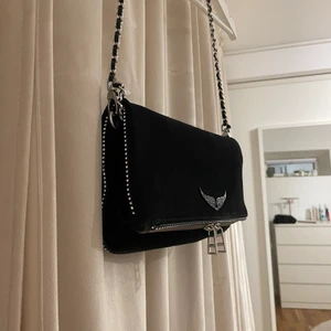 Zadig väska  - Säljer denna jättefina zadig väskan som är inköpt i januari i år! Den är i super fint skick helt utan skador 🤍 dustbag medkommer!