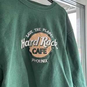 Hard rock café sweatshirt  - SÄNKT PRIS! Lägger ut igen pga oseriös köpare!  Säljer denna ikoniska tröja! Använder den inte så mycket som jag hoppats på tyvärr, därför hoppas jag att den kan få ett nytt hem! Kan bli billigare vid snabb affär!