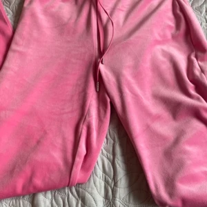 Gina - Sjukt skönt material och sköna på! Öijer pga ingen användning har lite smuts längst ner på byxorna men inget synligt💓