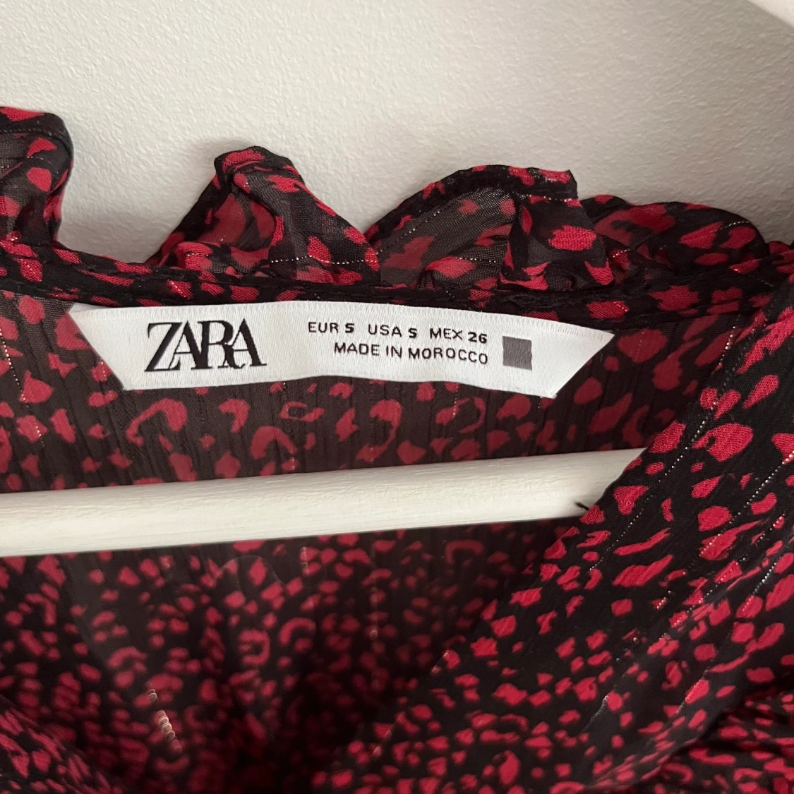 Rödsvart prickig klänning från Zara  - 90